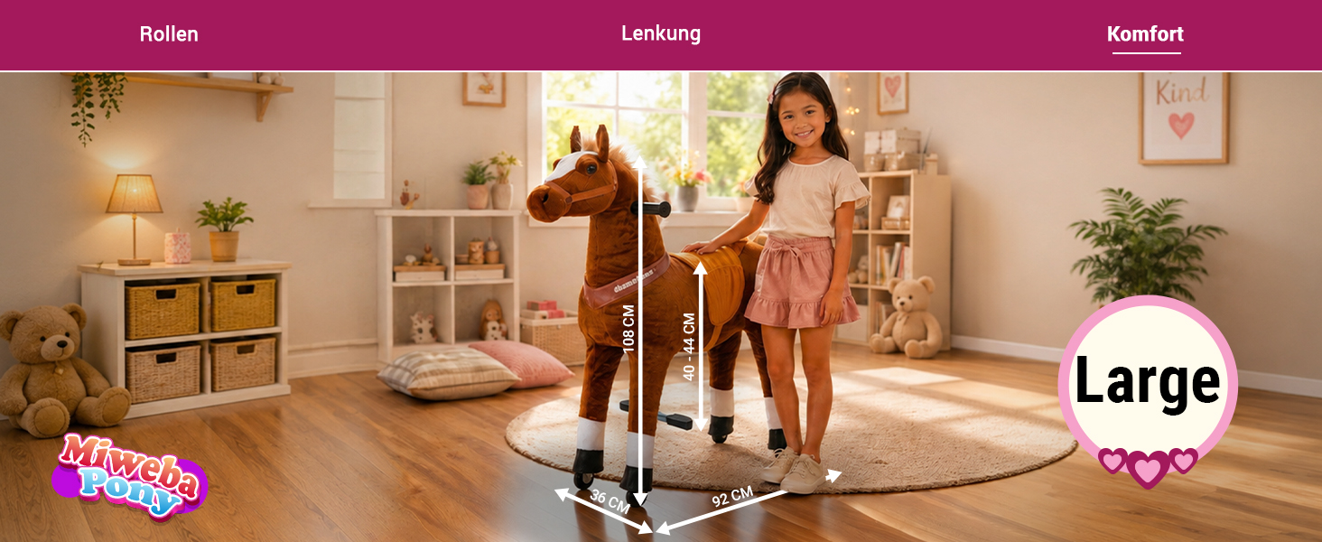 Großes Reitpony im Large-Format Das Miweba Pony Amadeus Large steht neben einem Kind und zeigt seine großzügigen Abmessungen. Mit einer Gesamthöhe von 108 cm, einer Sitzhöhe von 40–44 cm, einer Länge von 92 cm und einer Breite von 36 cm bietet das Reitpony eine komfortable Größe für Kinder ab 5 Jahren und sorgt für ein realistisches Reiterlebnis.