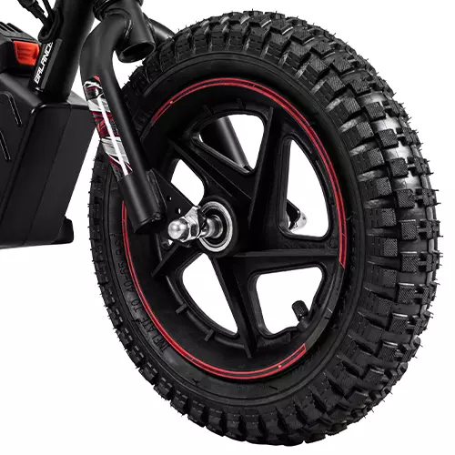 Vergrößertes schwarzes Vorderrad des Kinder-Balance-Bikes mit 12 Zoll und roten Akzenten