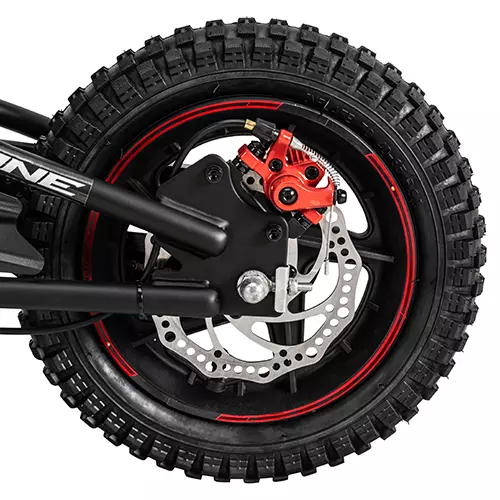 Vergrößertes Hinterrad des Laufrads mit 12 Zoll in Schwarz mit roten Akzenten