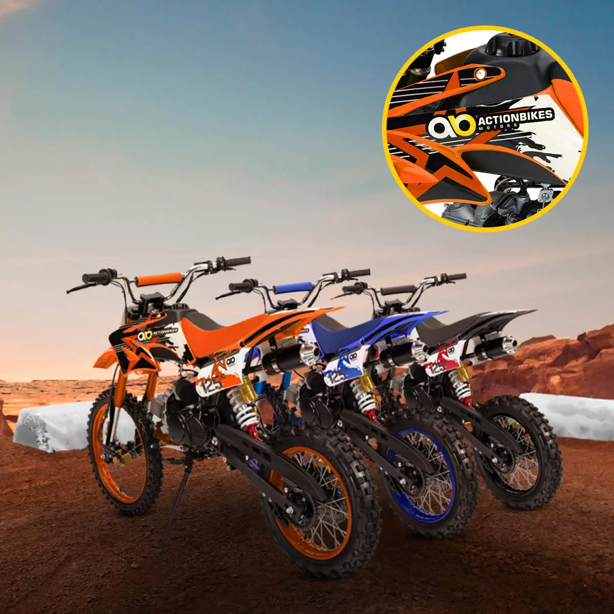 Vier Kinder-Motocross-Bikes nebeneinander in den Farben Grün, Orange, Blau und Schwarz