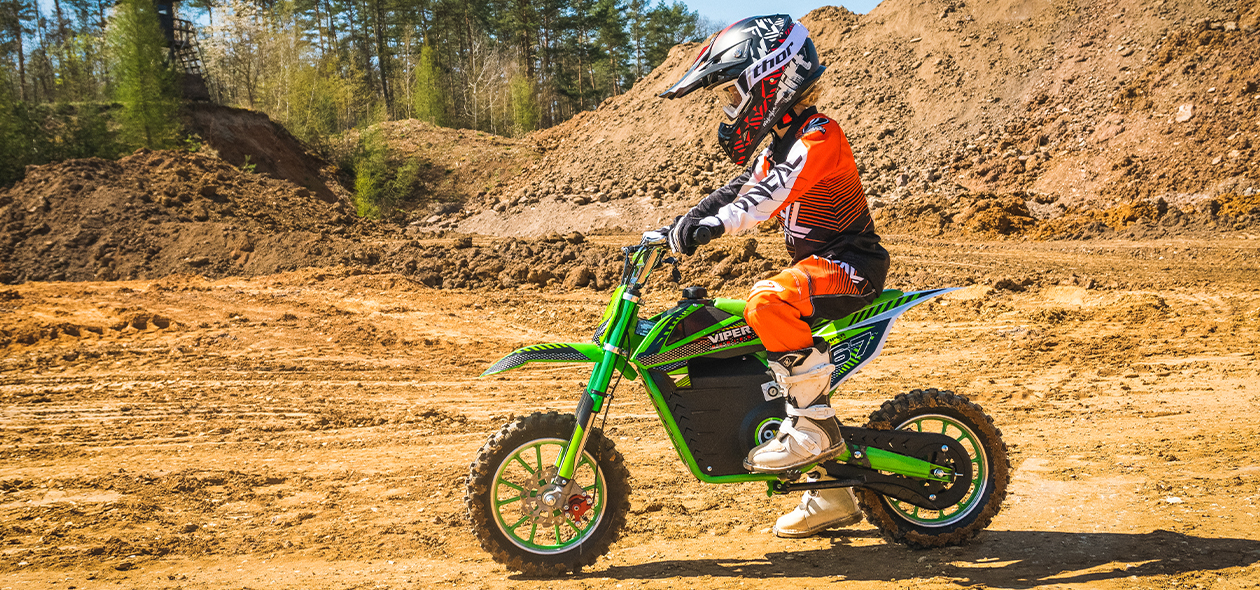 Junge düst mit dem grünen Kinder-Crossbike Viper durch das Gelände