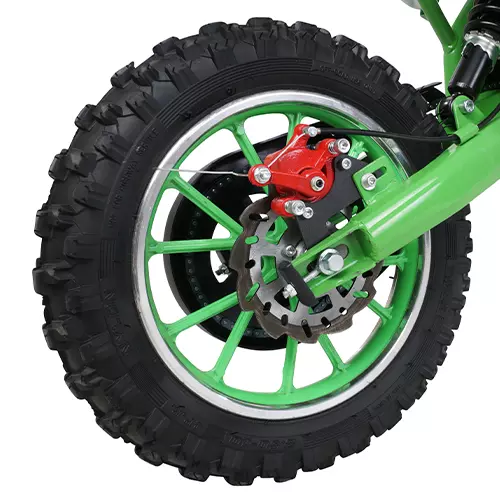 Vergrößerter Reifen des grünen Kinder-Crossbikes Viper