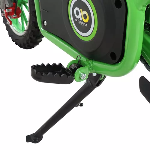 Vergrößerte Fußraste und Seitenständer des grünen Kinder-Crossbikes Viper