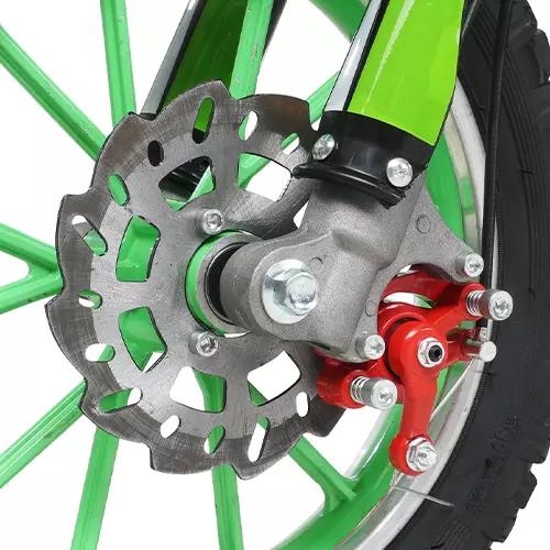 Vergrößerte Bremsen des grünen Kinder-Crossbikes Viper
