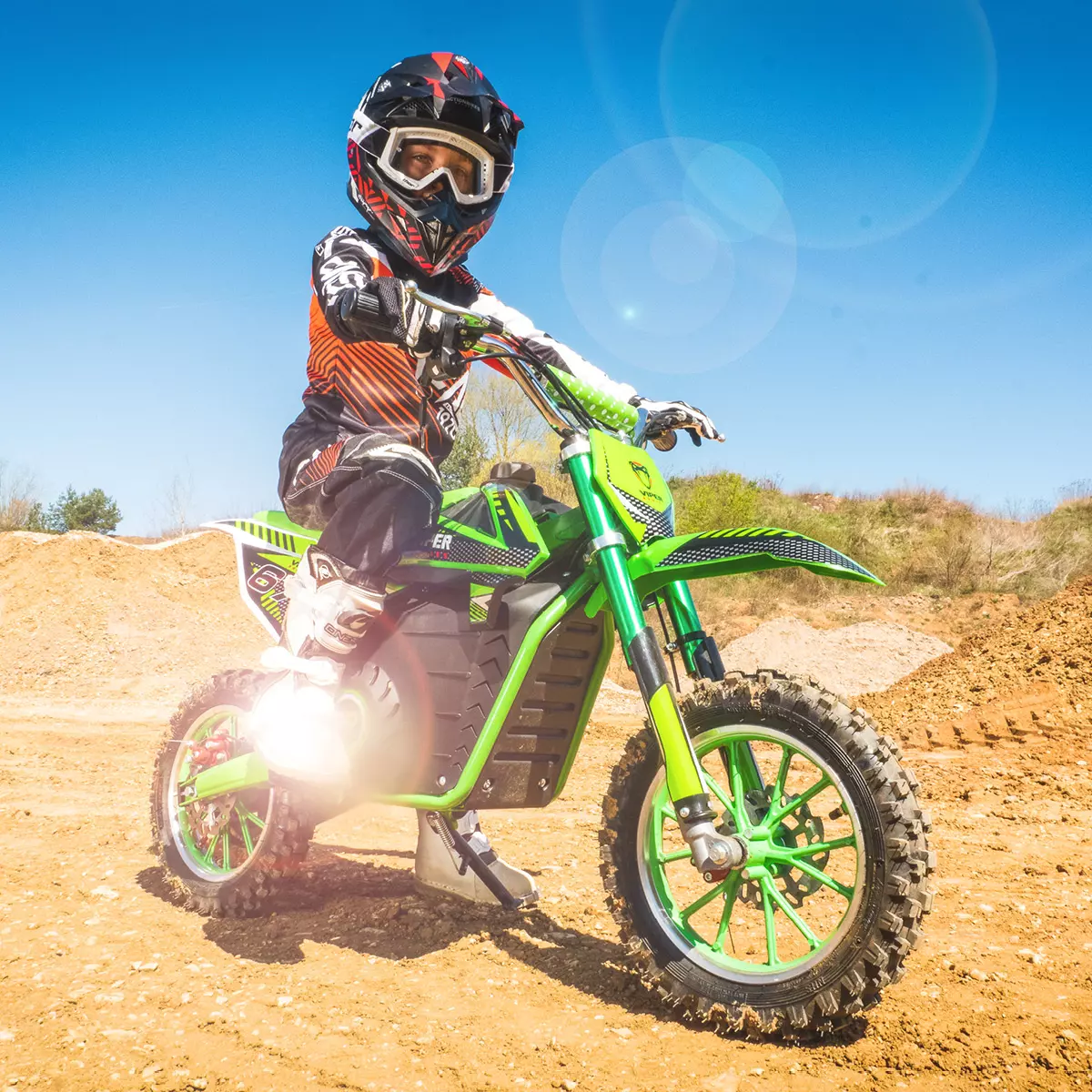 Junge mit Helm steuert das Kinder-Crossbike Viper über sandigen Untergrund