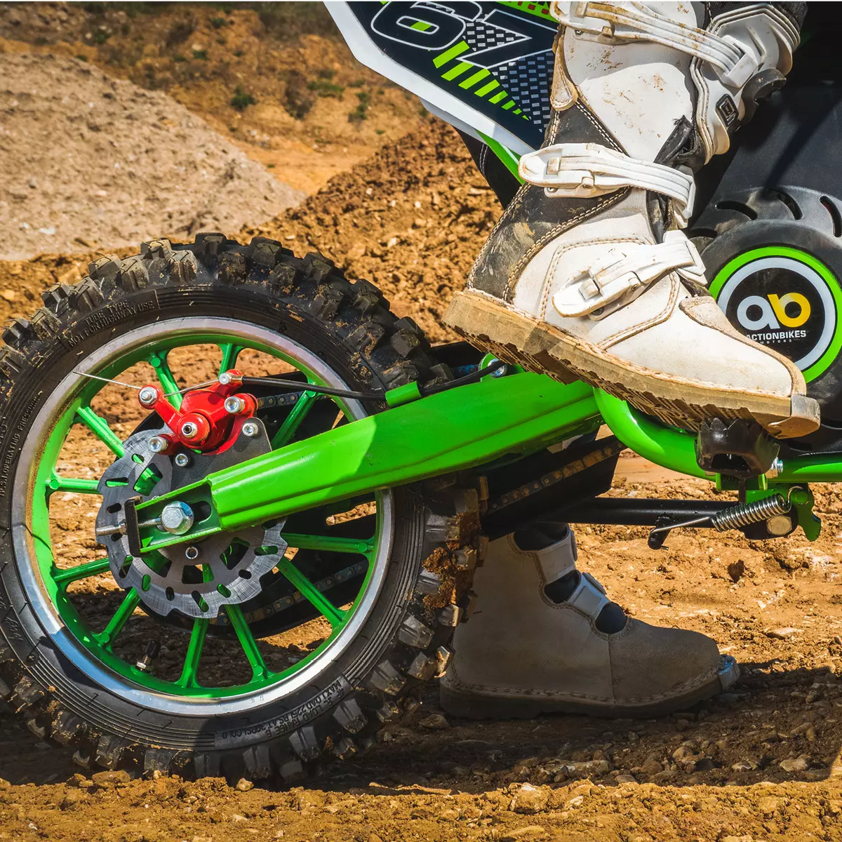 Weißer Kinderstiefel auf der klappbaren Fußraste des Kinder-Crossbikes Viper