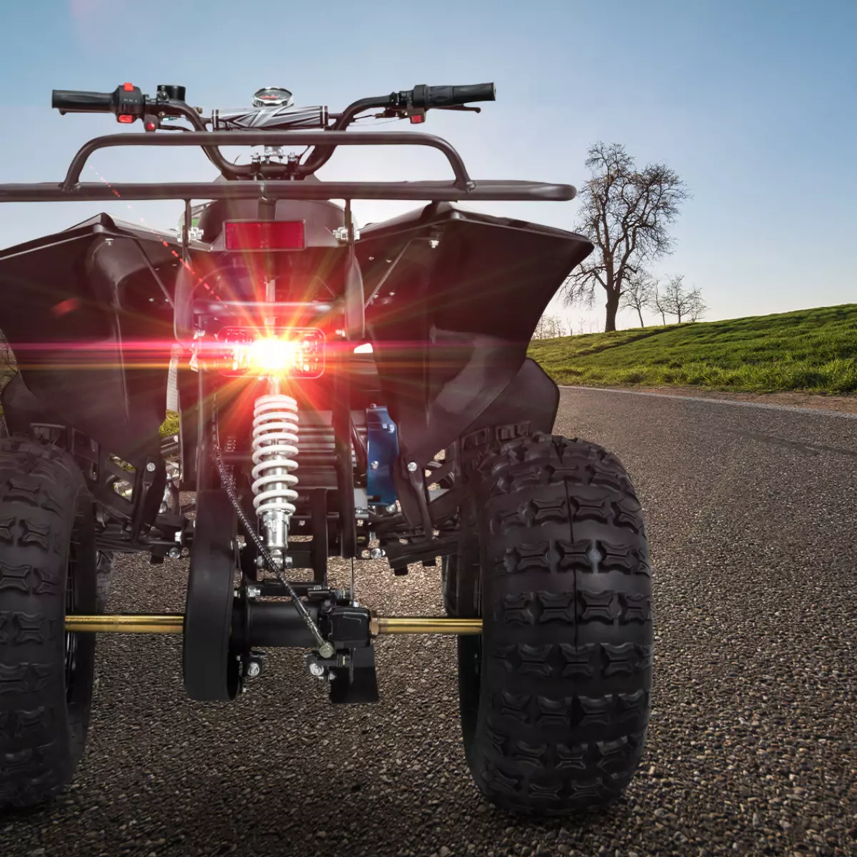 Elektro-Kinderquad S-10 auf Landstraße mit leuchtendem Rücklicht