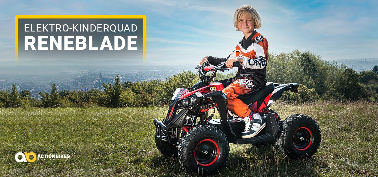 Junge sitzt in Motorradkleidung auf dem Elektro-Kinderquad Reneblade