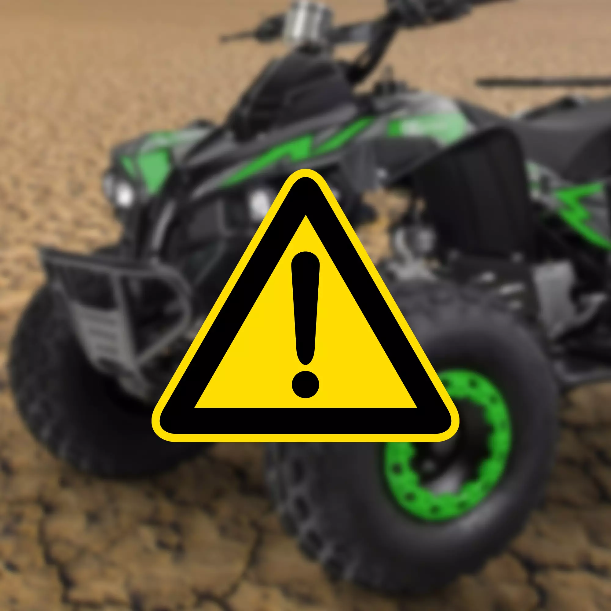 Benzin-Kinderquad S-10 Kinderquad verschwommen im Hintergrund, davor gelbes Warndreieck mit schwarzem Ausrufezeichen