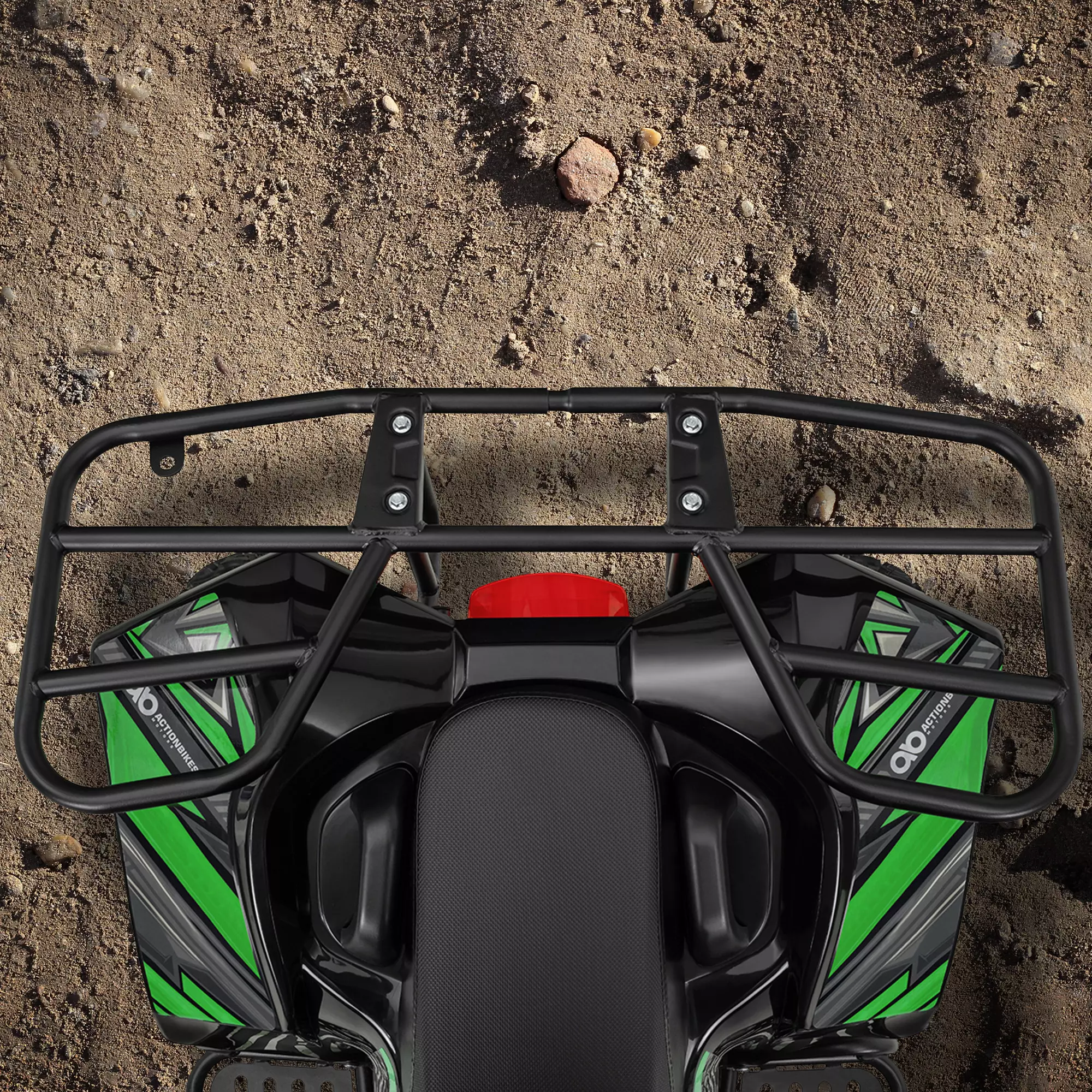 Pocket-Quad mit extra breitem Gepäckträger Der breite Gepäckträger des grün-schwarzen Benzin-Kinderquads S-10 von oben