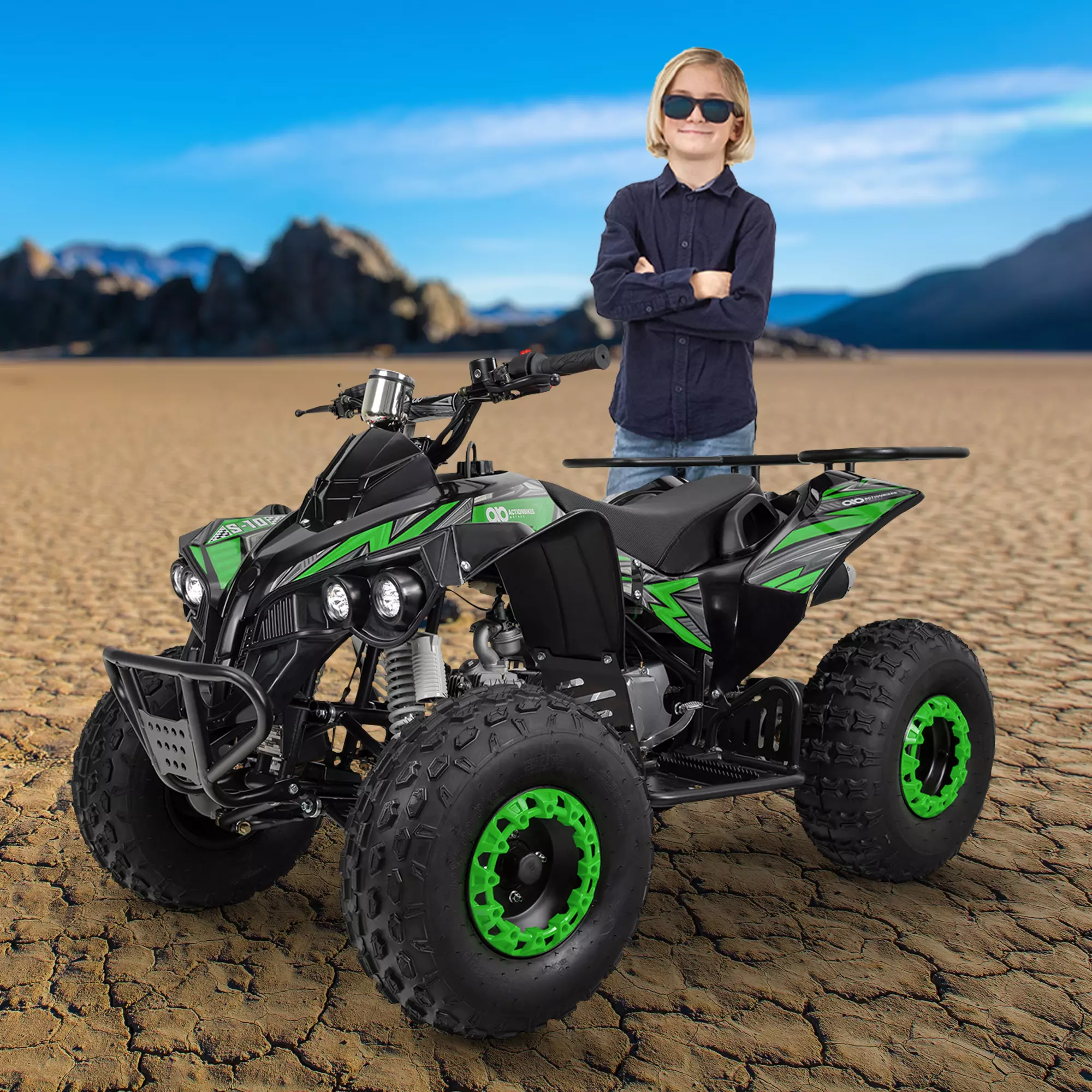 Benzin-Kinderquad S-10 Grün-schwarzes Benzin-Kinderquad S-10, dahinter ein Junge mit verschränkten Armen