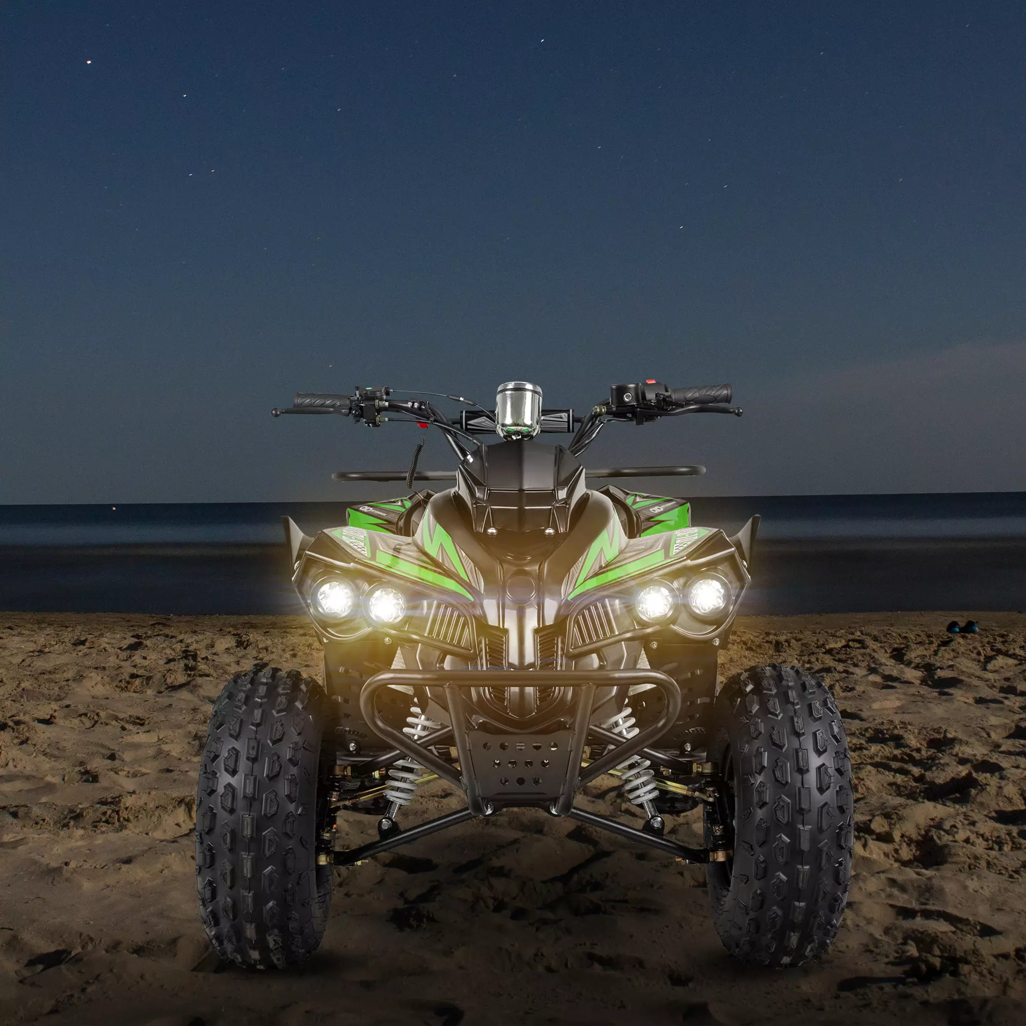Kinderquad mit heller LED-Beleuchtung Benzin-Kinderquad S-10 mit leuchtenden Scheinwerfern am nächtlichen Strand