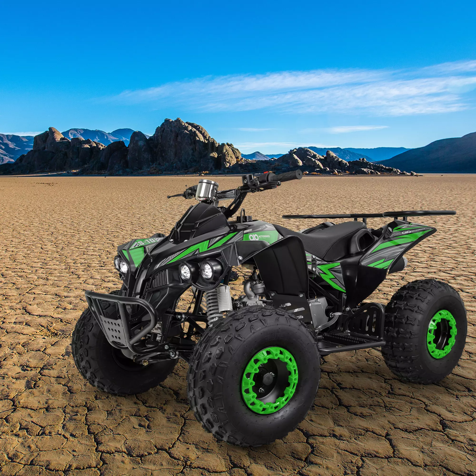 Midi-Quad mit sportlicher Optik Schwarz-grünes Benzin-Kinderquad S-10 auf Wüstenboden, Berge im Hintergrund