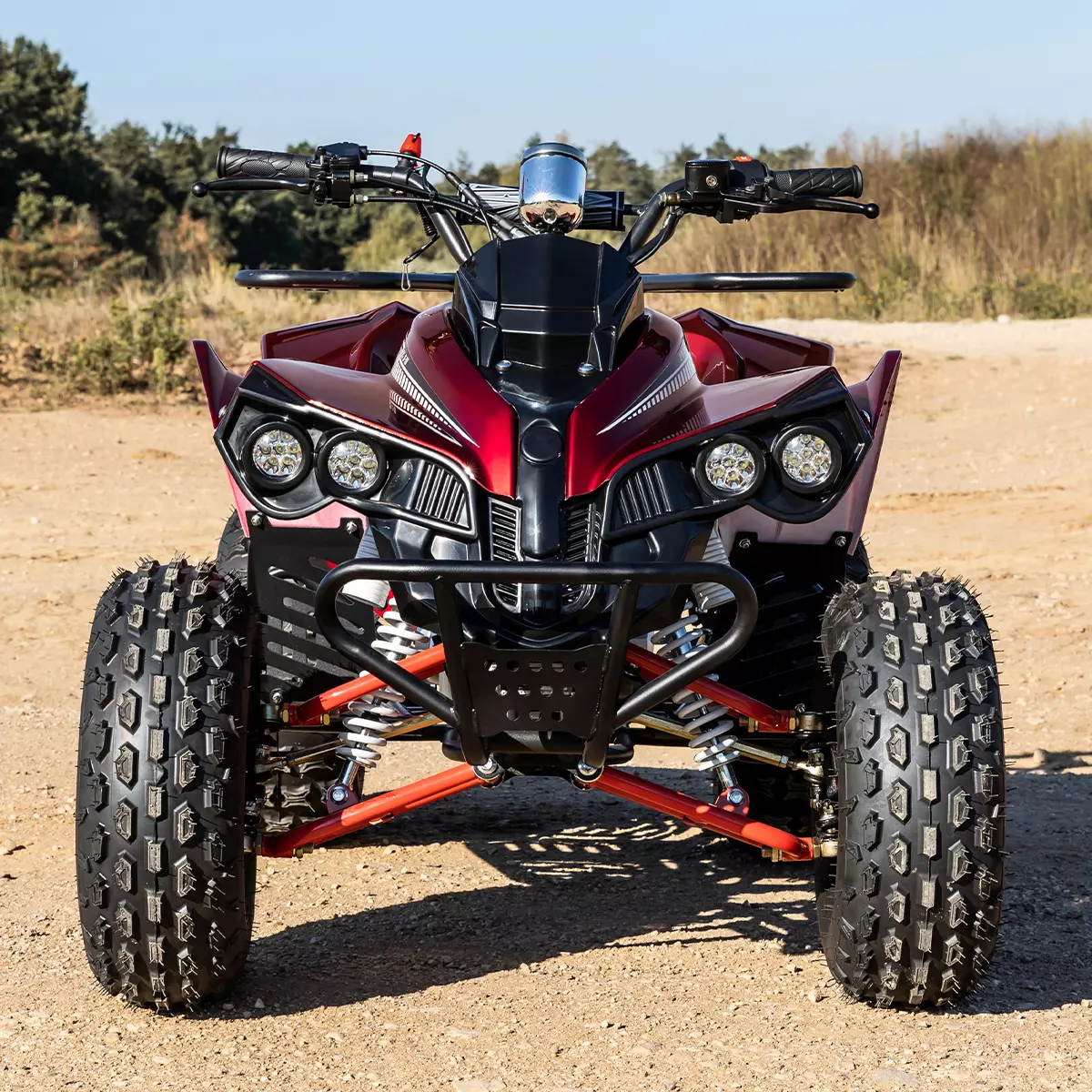 Schwarz-rotes glänzendes Benzin-Kinderquad S-10 auf Wüstenboden