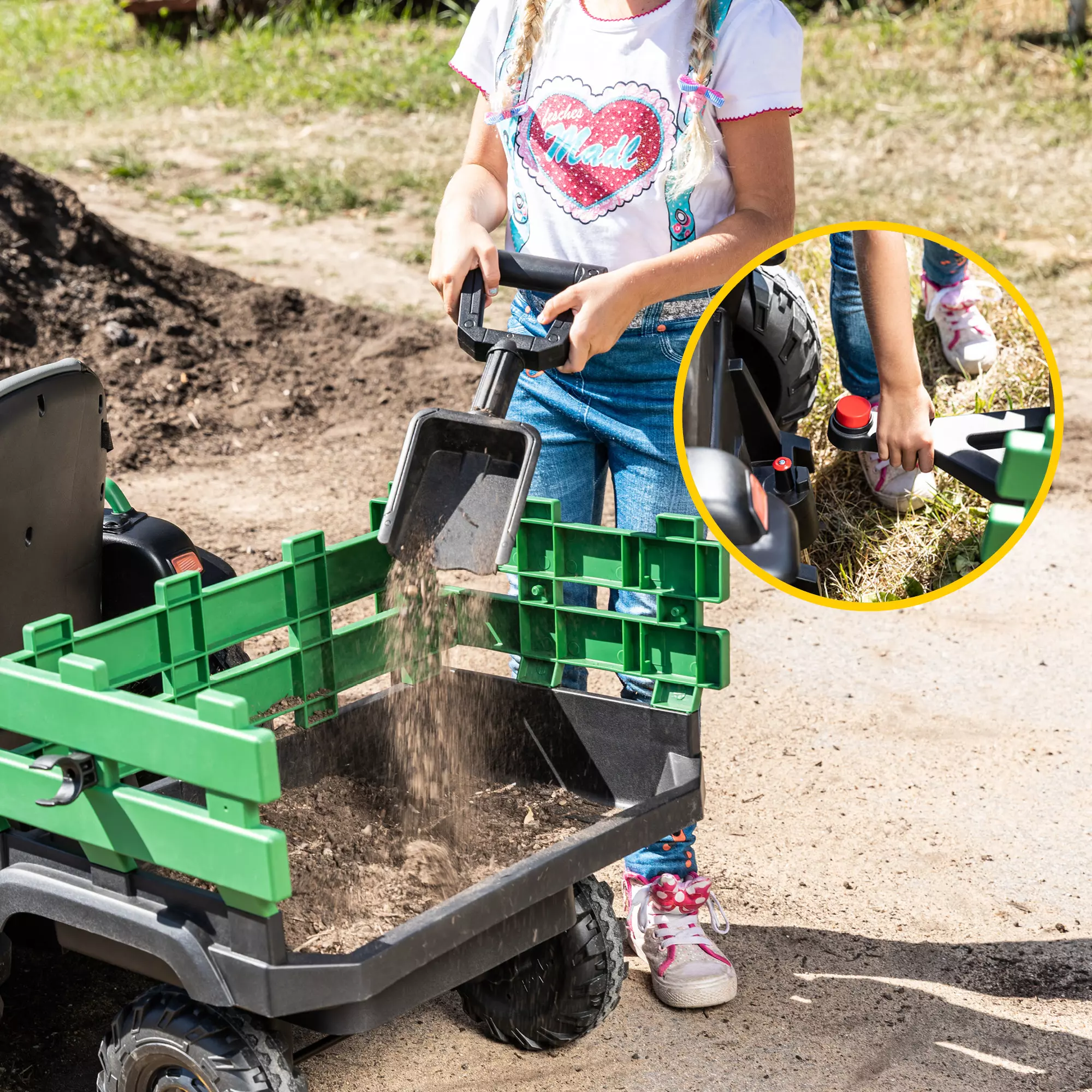 Mädchen kippt mit einer Schaufel Sand in den Anhänger des Kindertraktors