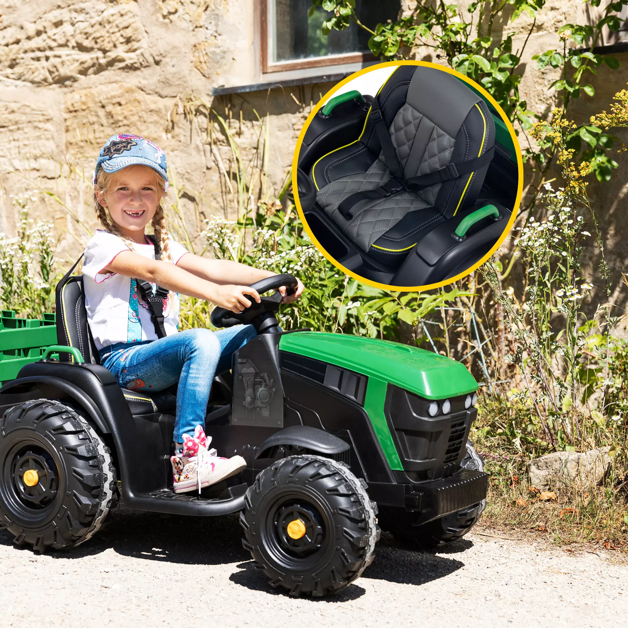 Mädchen steuert lächelnd den Elektro-Kindertraktor über einen Weg, vergrößerter Sitz
