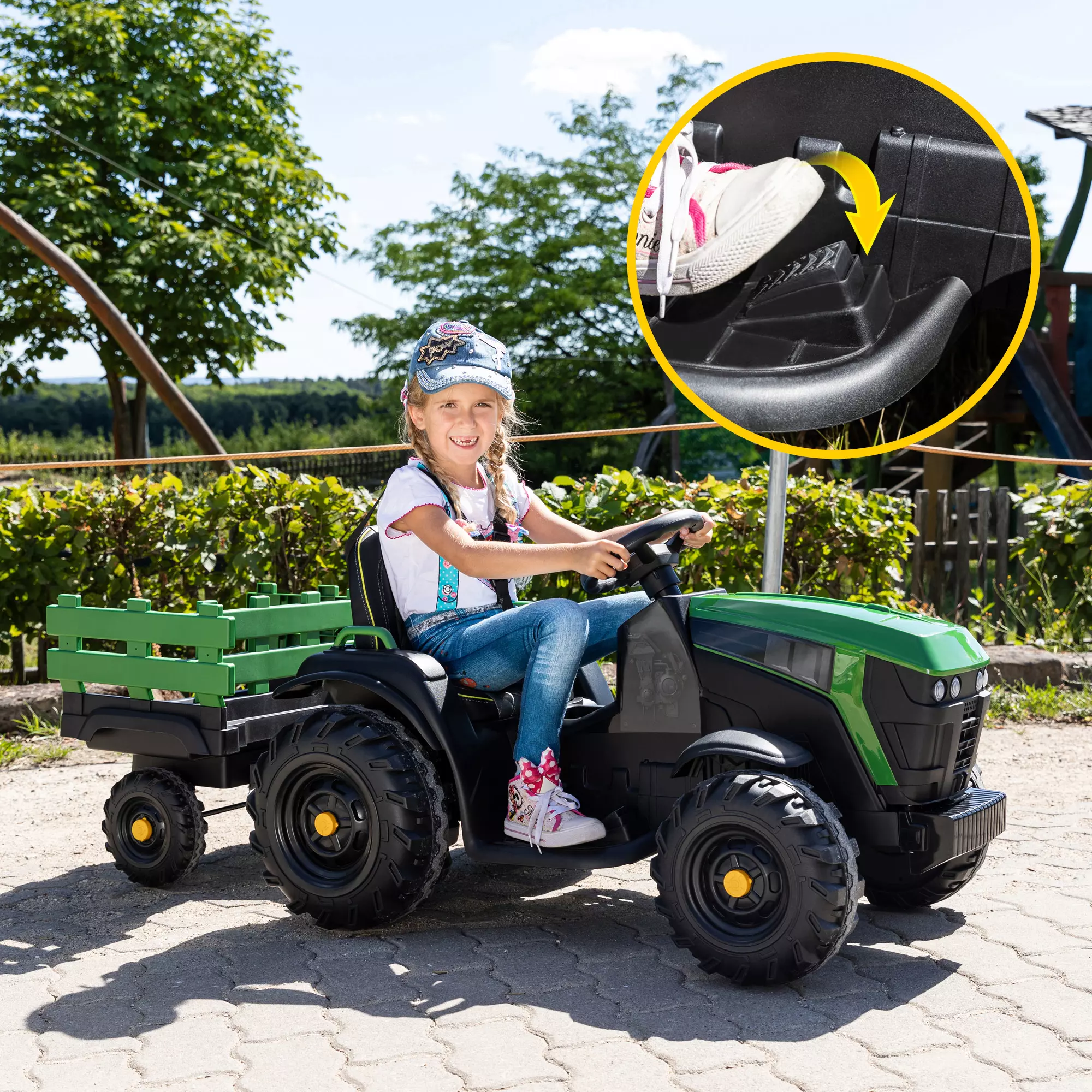 Mädchen betätigt mit dem Fuß die Bremse des Elektro-Kindertraktors