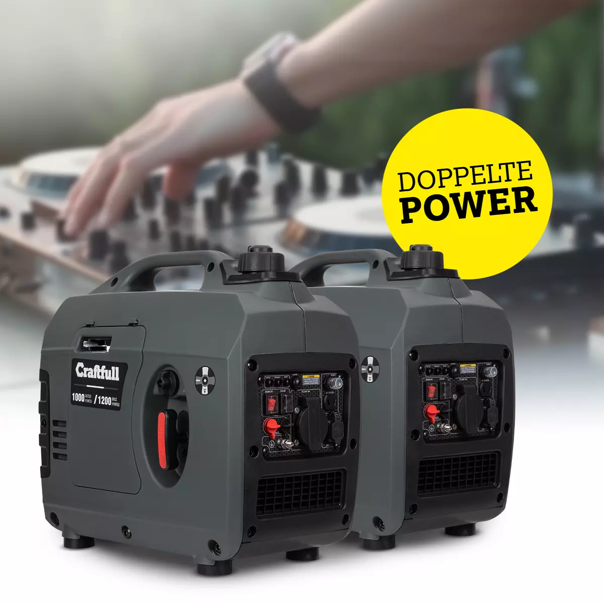 Hand betätigt die Knöpfe am DJ-Pult, zwei Craftfull Inverter-Stromerzeuger PI1200