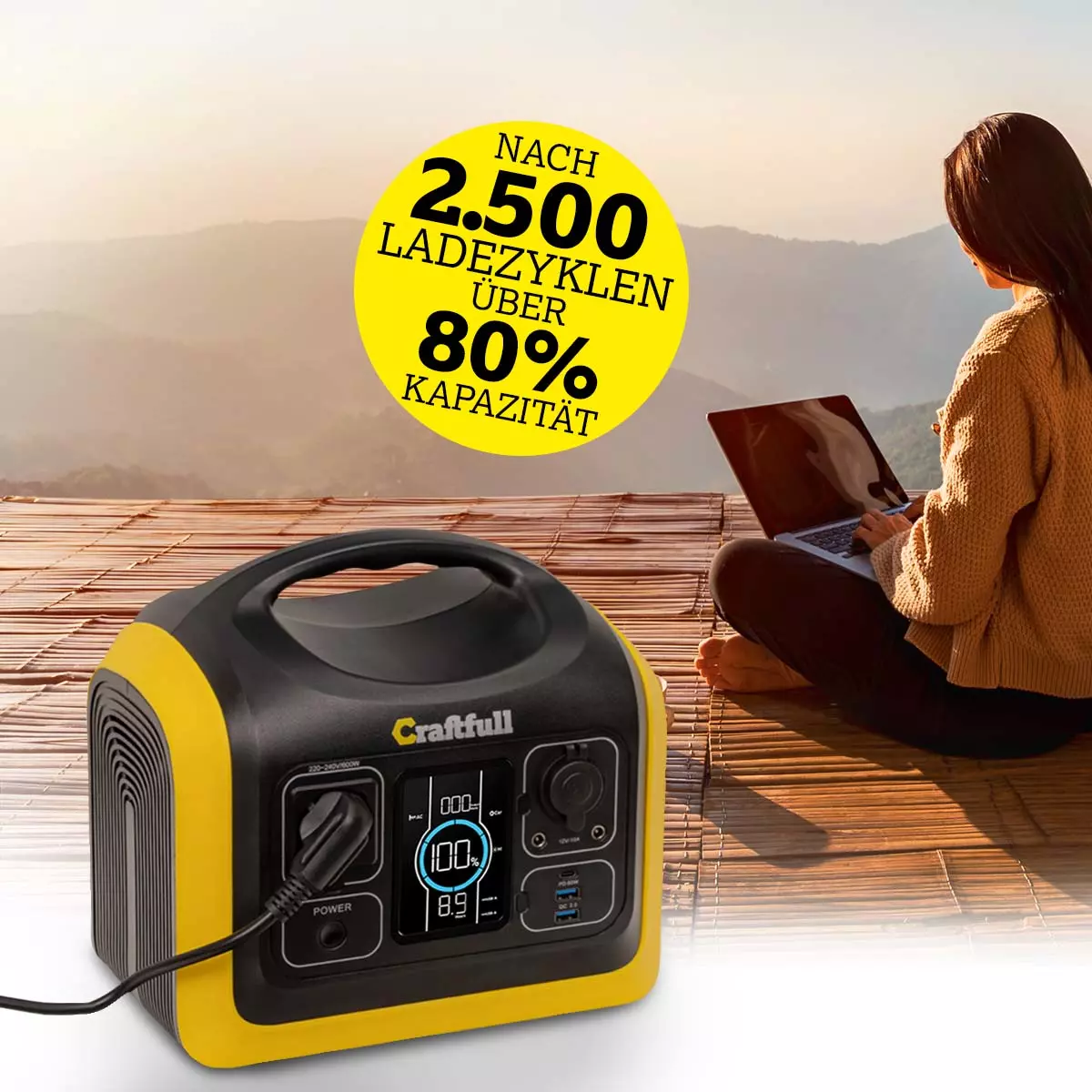 Kraftvolle Lithium LiFeP04-Batterie Eine am Laptop arbeitende Frau im Freien mit Powerstation daneben