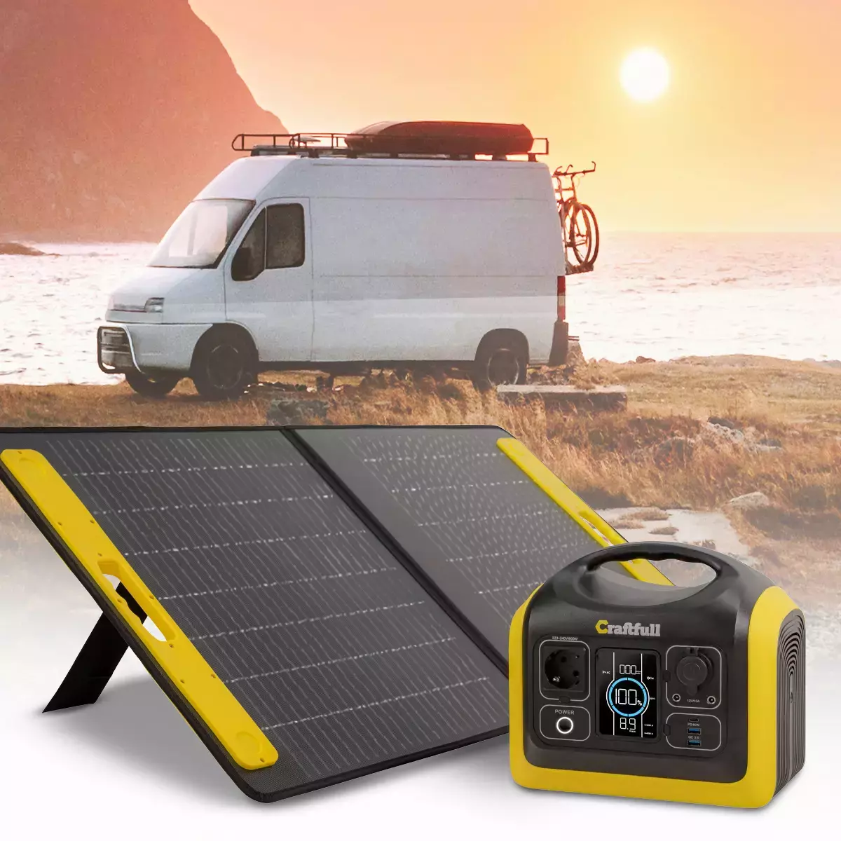 Das aufgefaltete Solarpanel mit einer Craftfull Powerstation am Strand neben einem Camper