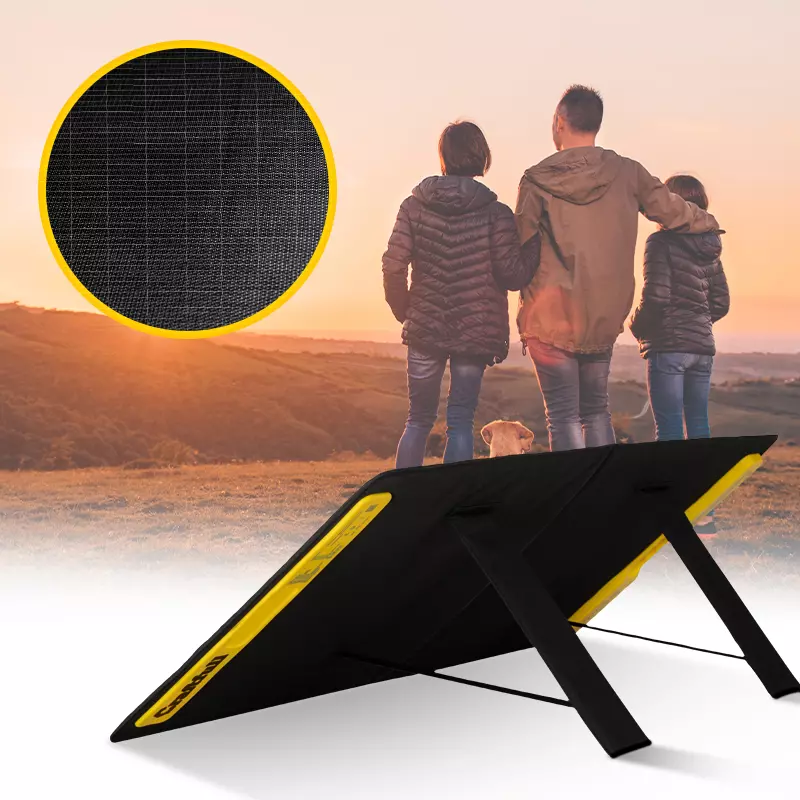 Das der Sonne nach ausgerichtete Solarpanel mit einer Familie daneben
