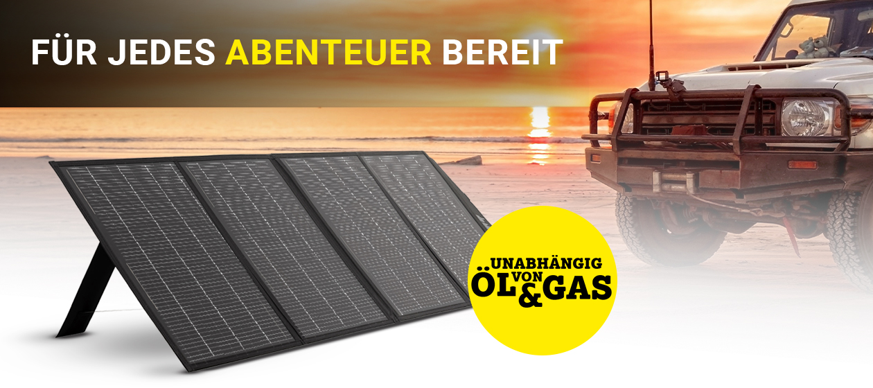 Das faltbare Solarmodul steht am Strand neben einem Reise-Mobil