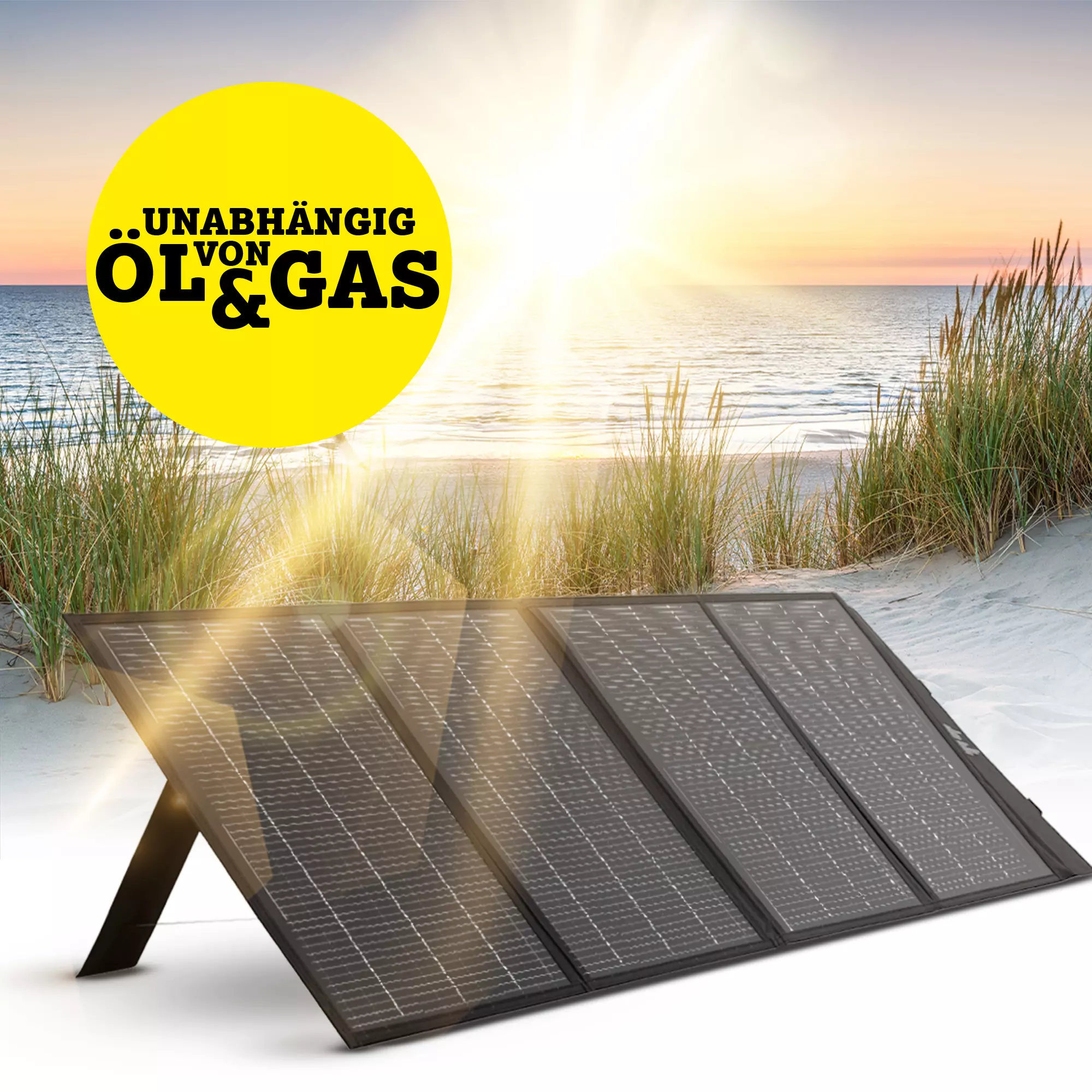 Unabhängigkeit dank mobiler Stromquelle Das aufgefaltete Solarpanel am Strand