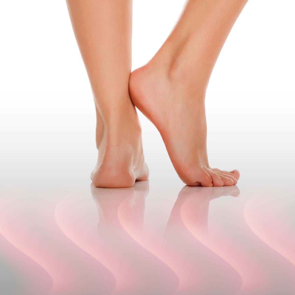 Nackte Füße auf weißem Boden, der die Wärme der Infrarot-Deckenheizung gespeichert hat