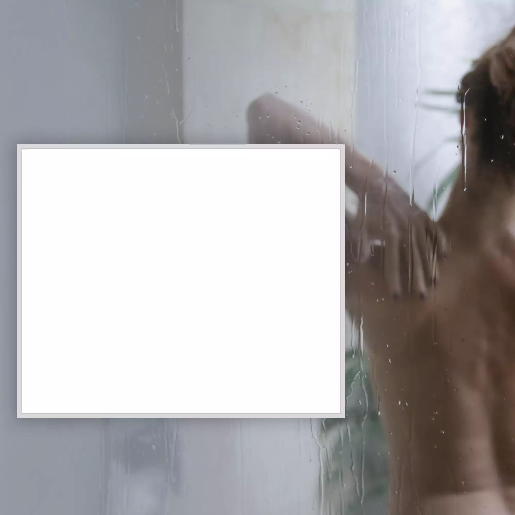 Weiße Infrarotheizung mit Thermostat im Badezimmer, Frau duscht sich
