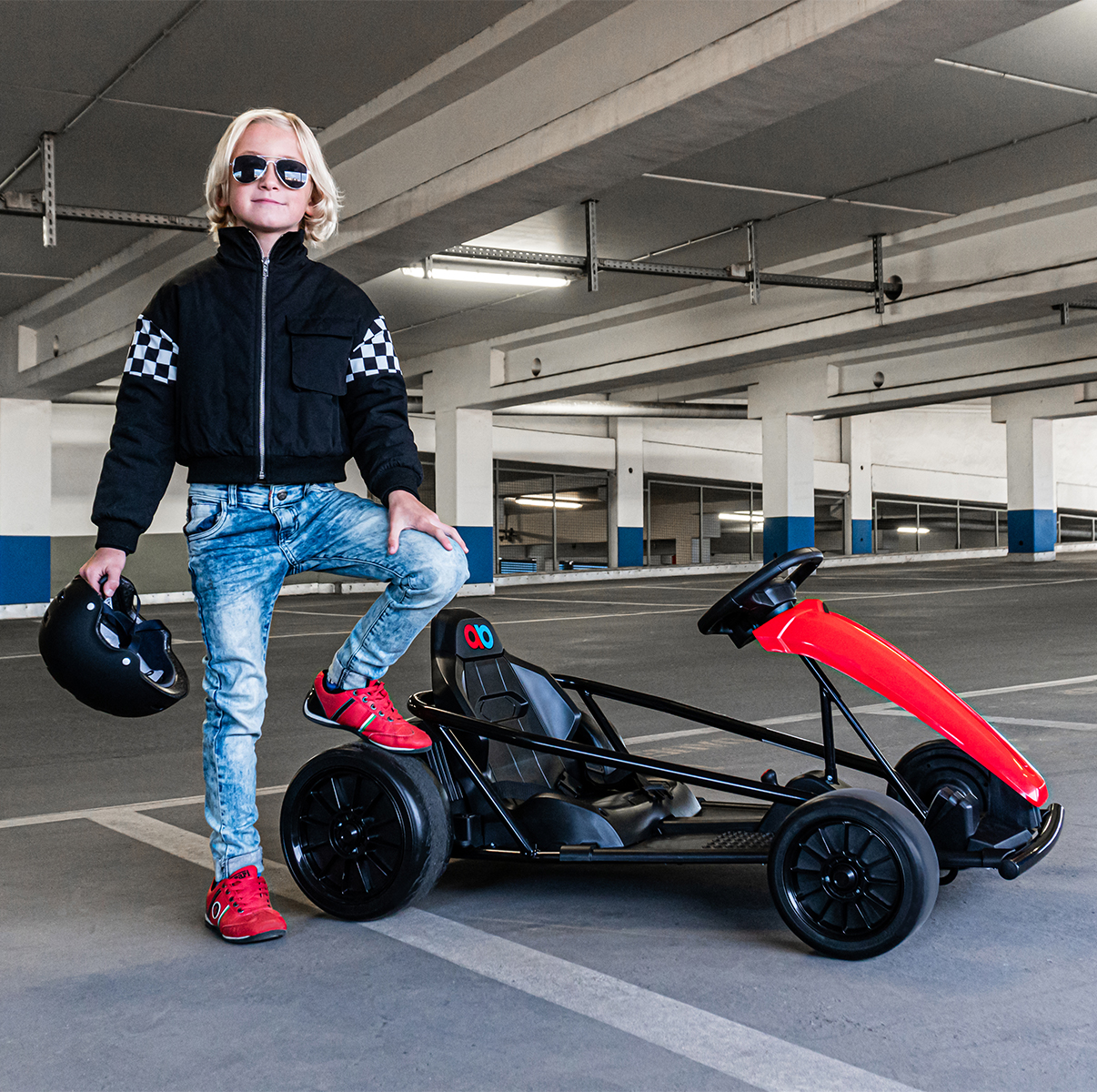 Junge stellt seinen Fuß auf dem hinteren Rad des Drift-Trikes ab