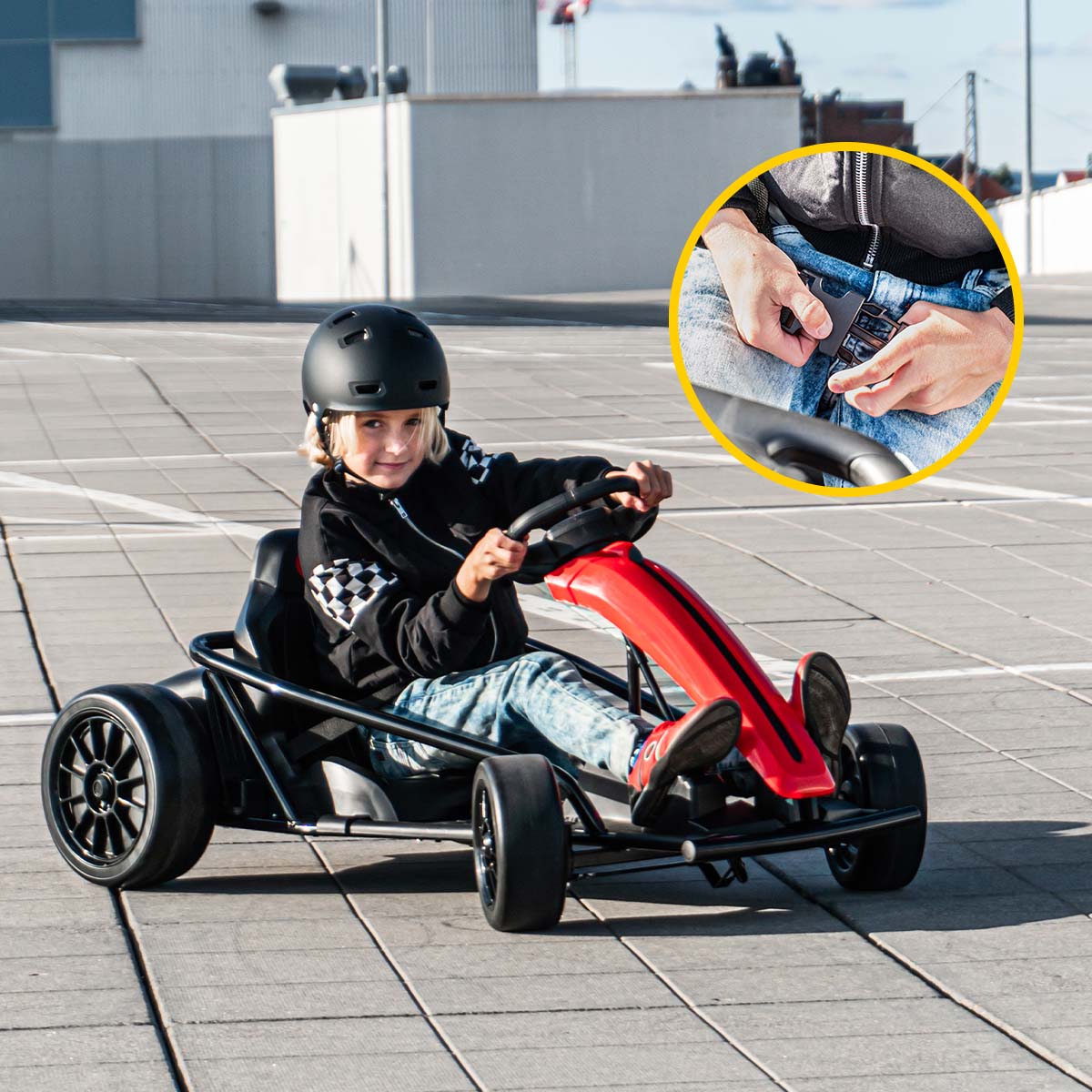 Junge lehnt sich in die Kurve mit dem Drift-Kart, Hände legen Sicherheitsgurt an