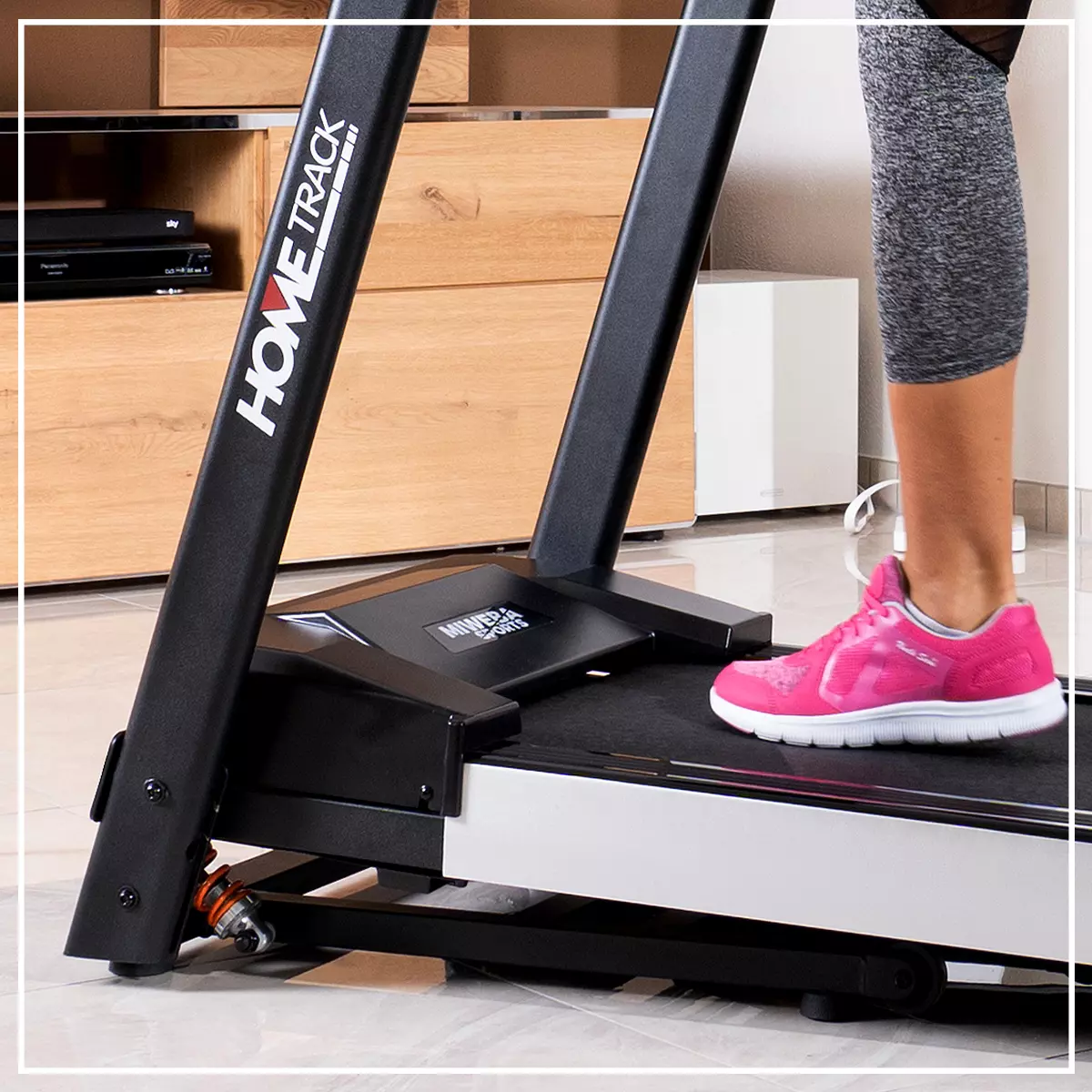 Starker 1.300-Watt-Motor und bis zu 3,5 PS Der Fuß einer Frau mit pinkem Sneaker steht auf der Trittfläche des Fitnessgeräts