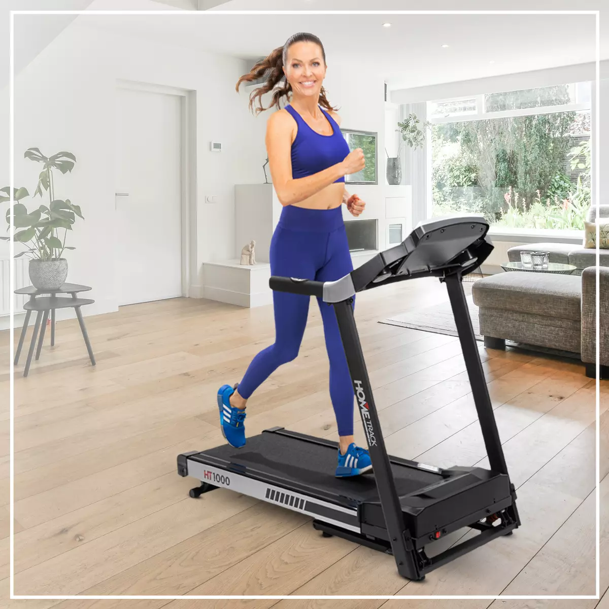 Laufband mit Steigung für intensives Training Kate Hall trainiert lächelnd auf dem Miweba Sports Laufband Home Track HT1000F