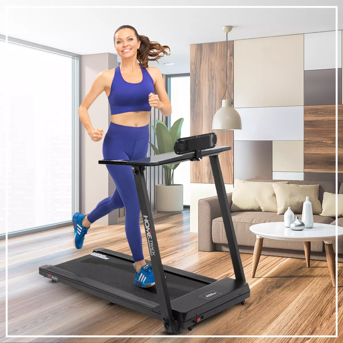 Starker DC-Motor mit 1.000 Watt Kate Hall trainiert auf dem Miweba Sports Laufband Home Track HT500 im Wohnzimmer