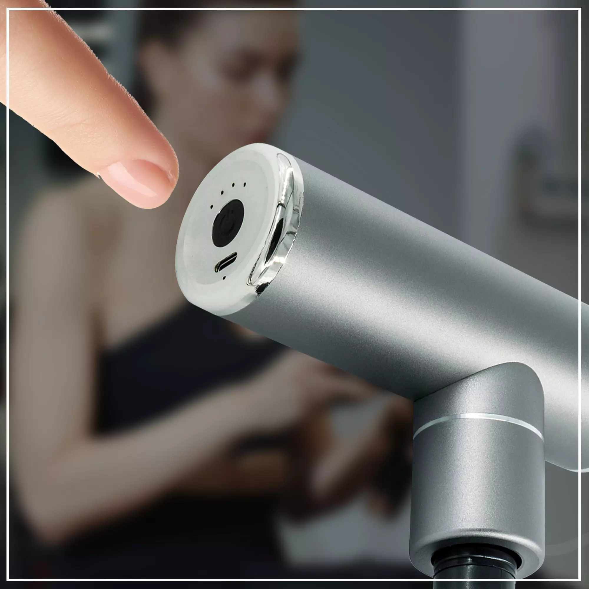 4 Intensitätsstufen per Knopfdruck, von Faszienlockerung bis Tiefenmassage Miweba Sports Mini-Massagepistole MM10
