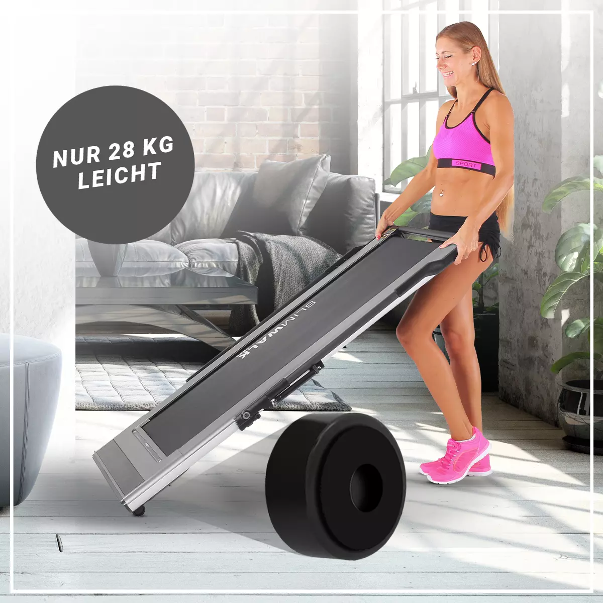 Leichtes Laufband mit Transportrollen Frau transportiert das Laufband dank der Transportrollen durch das Wohnzimmer