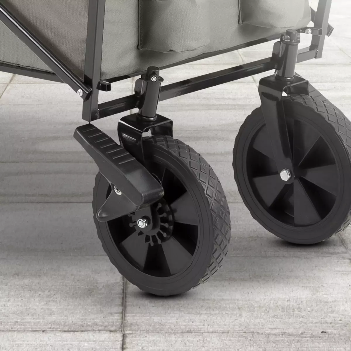 Dwa powiększone koła wózka transportowego z dwoma hamulcami postojowymi