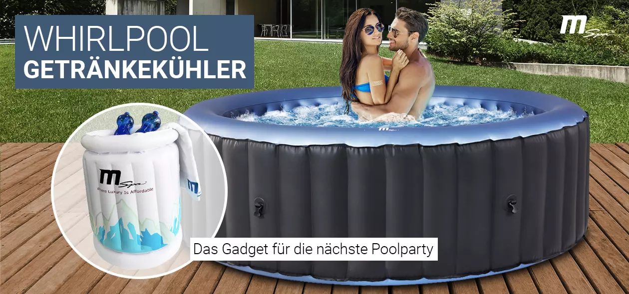 Ein Paar im Outdoor-Whirlpool mit gefülltem Getränkekühler daneben