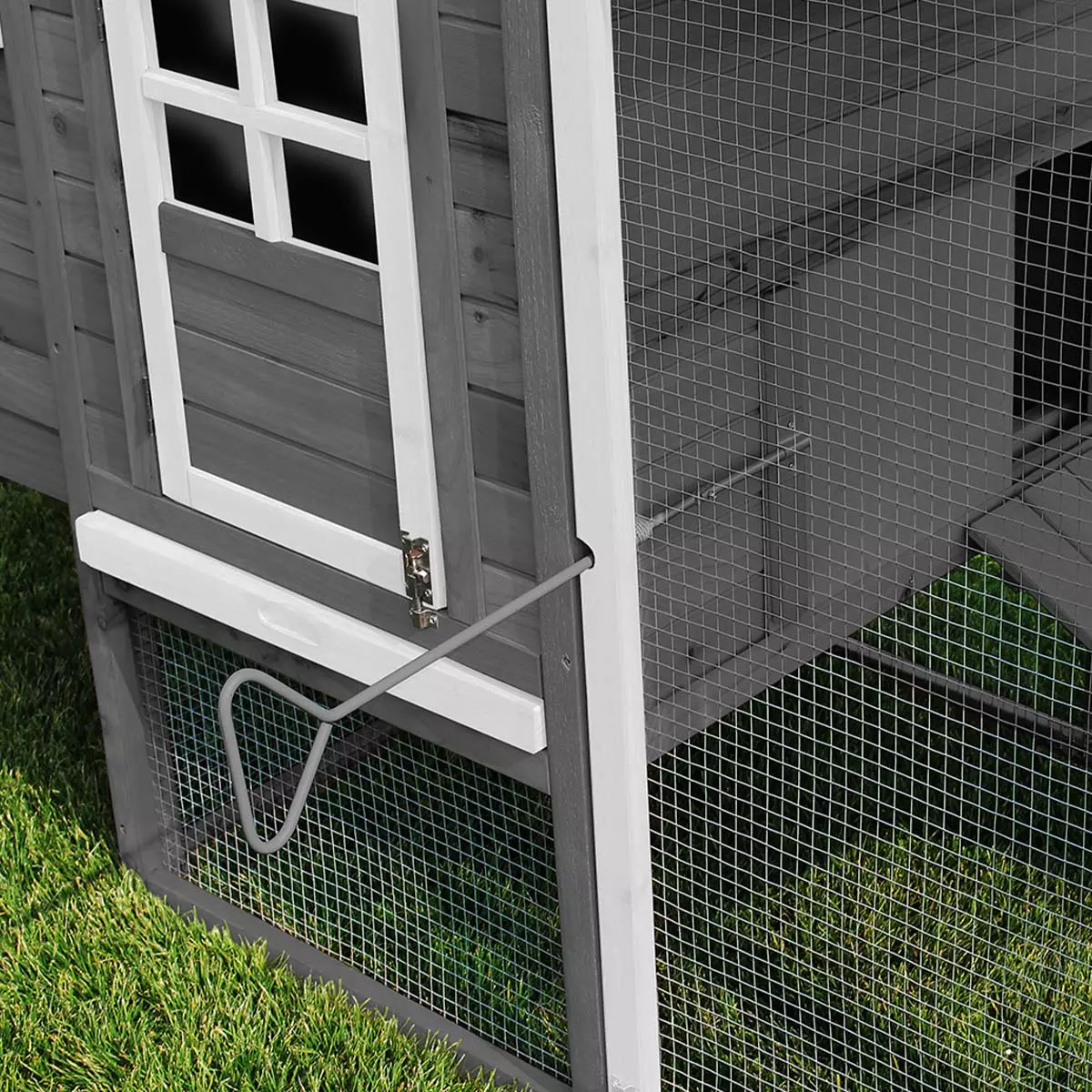 Einfach und bequem die Stalltür von außen öffnen oder schließen MyAnimal Hühnerstall für 4 Hühner MH-04 mit Eiablage