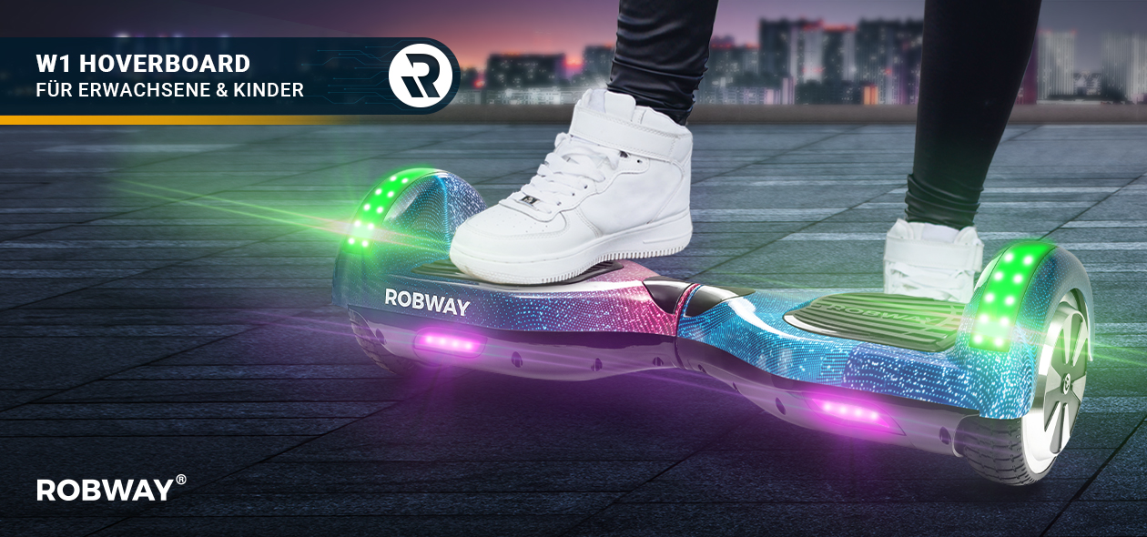 Füße eines Kindes in weißen Sneakern auf bunt leuchtendem Robway W1 Hoverboard