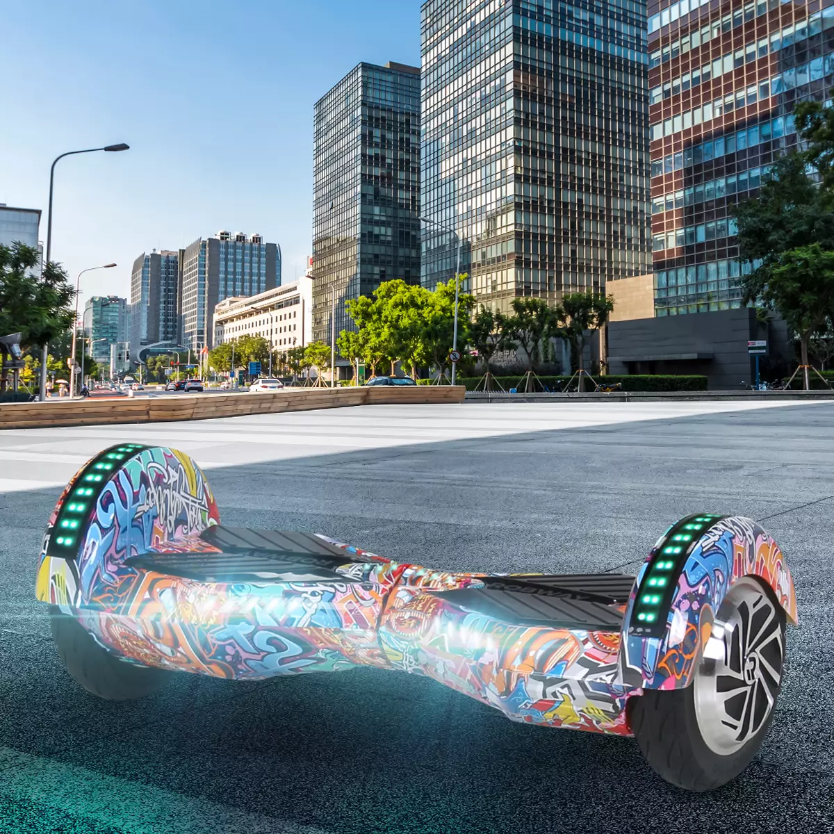 Leuchtendes Robway W2 Hoverboard auf Straßenasphalt, dahinter Hochhäuser der Stadt