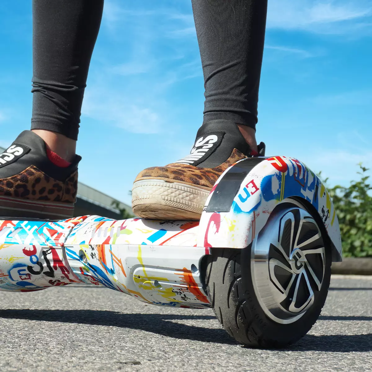 Füße eines Kindes steuern das Hoverboard von Robway über die Straße