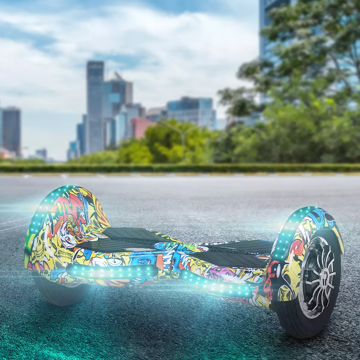 In bunten Farben leuchtendes Robway W3 Hoverboard auf Straßenasphalt