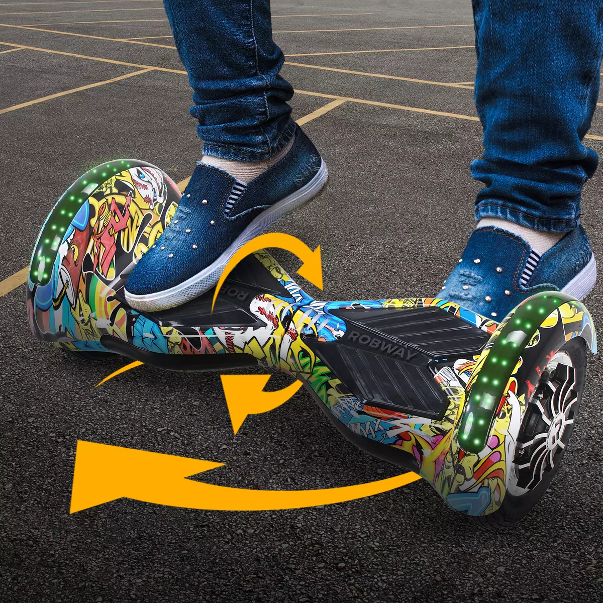 Füße eines Kindes steigen auf das bunte Robway W3 Hoverboard auf