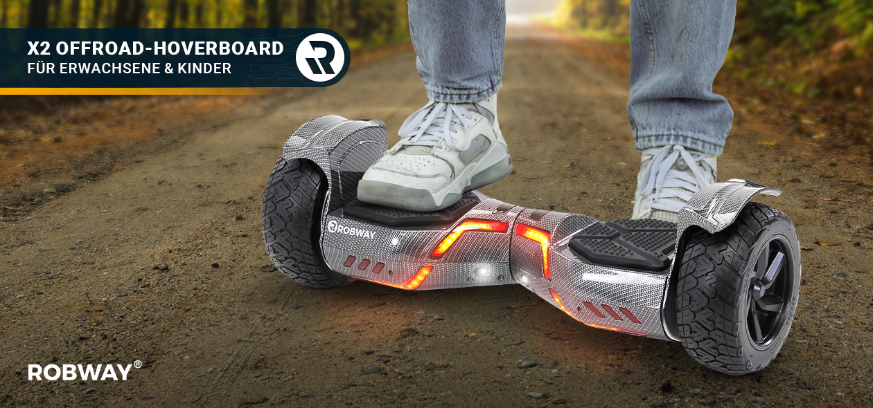 Füße in Sneakern steigen auf leuchtendes Robway X2 Offroad-Hoverboard auf