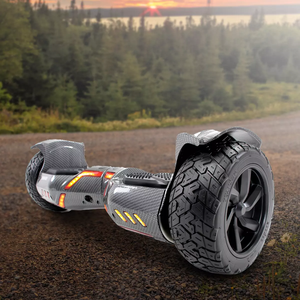 Leuchtendes Robway X2 Offroad-Hoverboard auf steinigem Waldweg