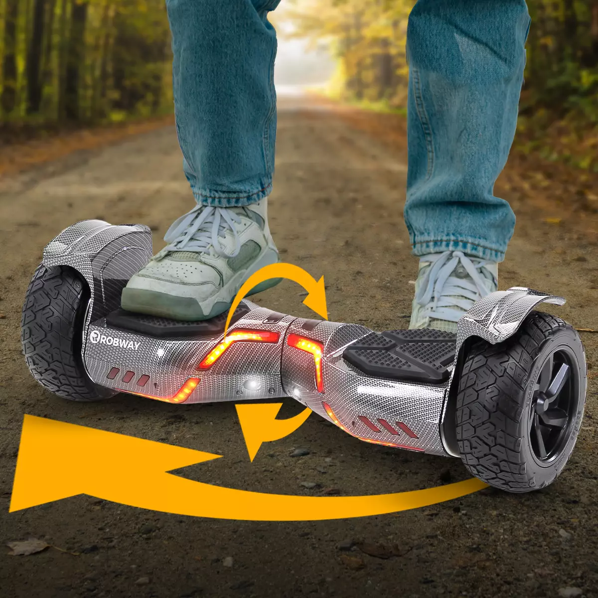 Füße in Sneakern steigen auf leuchtendes Robway X2 Offroad-Hoverboard auf